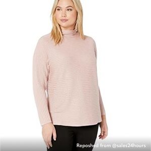 🌻 NWT Cyrus Pink Turtleneck Sweater